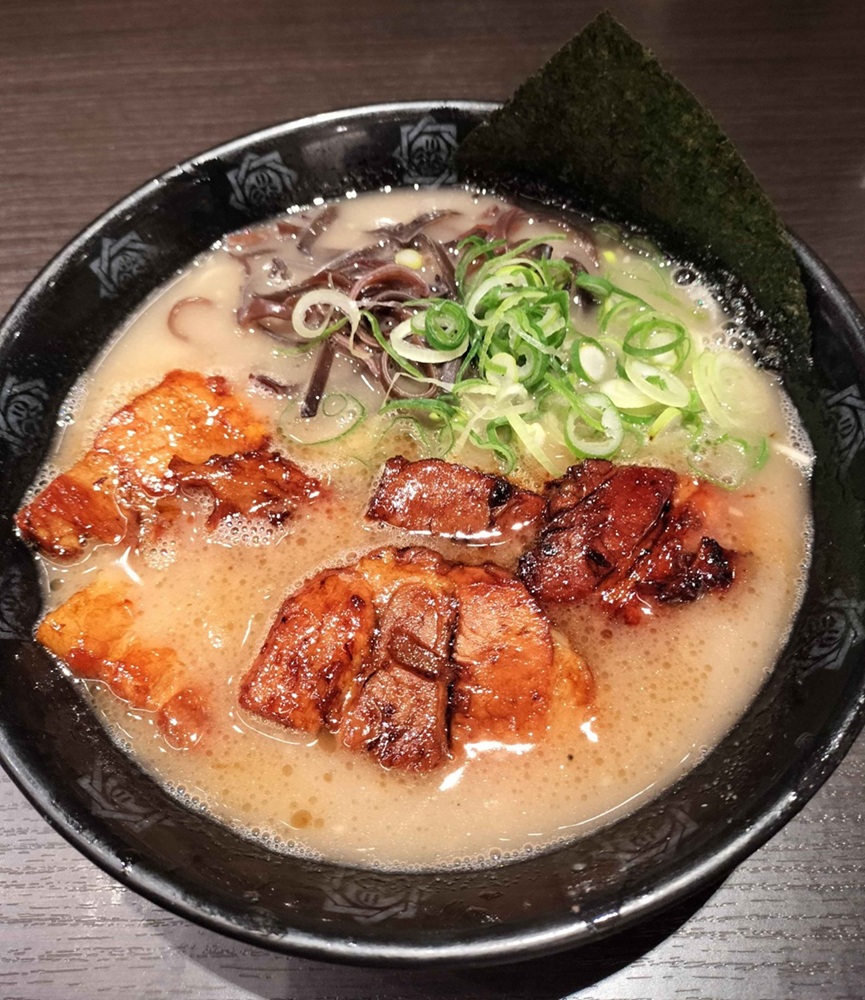 東京ラーメンストリートのとんこつらーめん俺式純の照り焼きチャーシュー麺