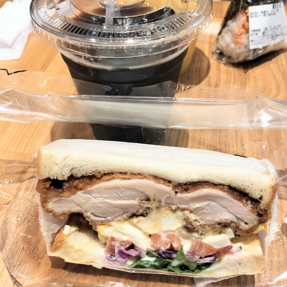 横浜ランドマークタワーのカヤバヤのチキンタツタサンドとアイスコーヒー