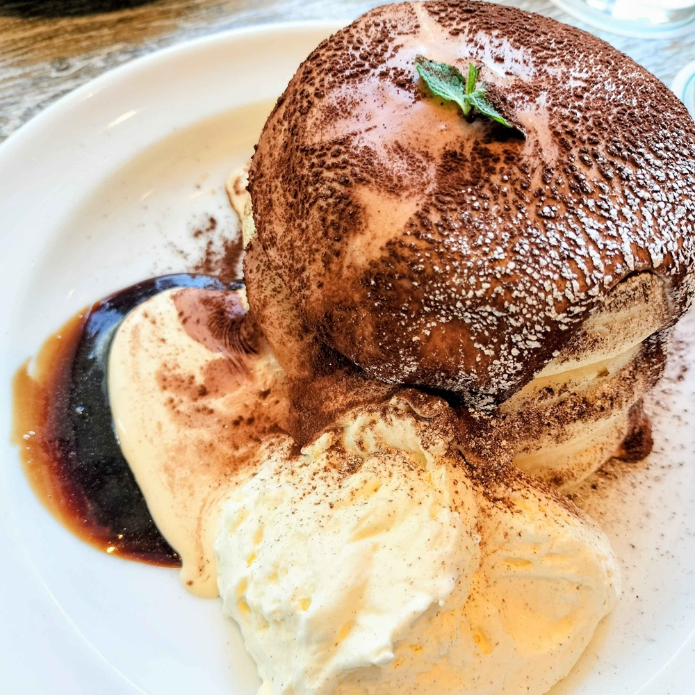 横浜みなとみらいのメレンゲのティラミスパンケーキ