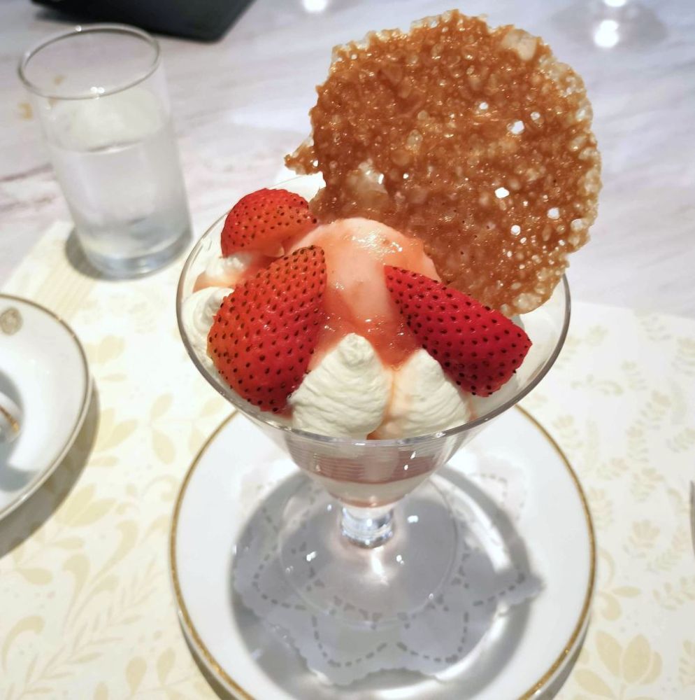 横浜髙島屋資生堂パーラーのストロベリーパフェ