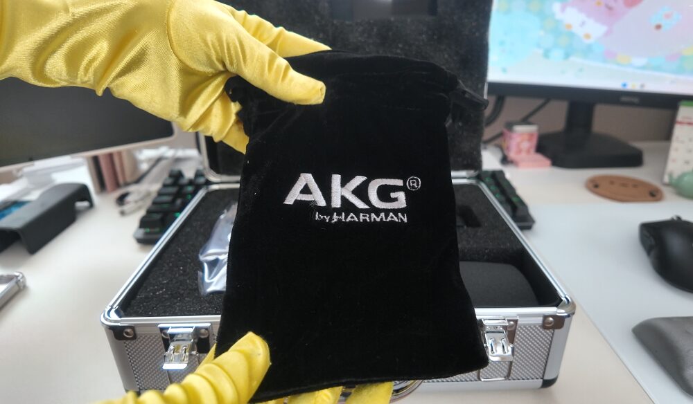 AKGのコンデンサーマイクC414XLSの袋