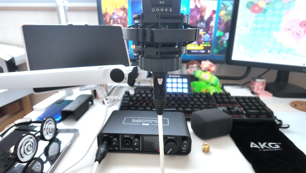 AKGのコンデンサーマイクC414XLSにXLRマイクケーブルを繋ぐ
