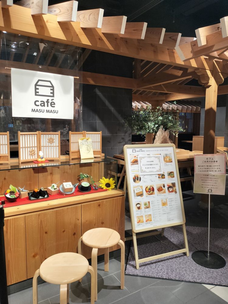 東京の神田神社の敷地内にあるカフェ「EDOCCO CAFÉ MASU MASU(江戸っ子 カフェ マスマス）」