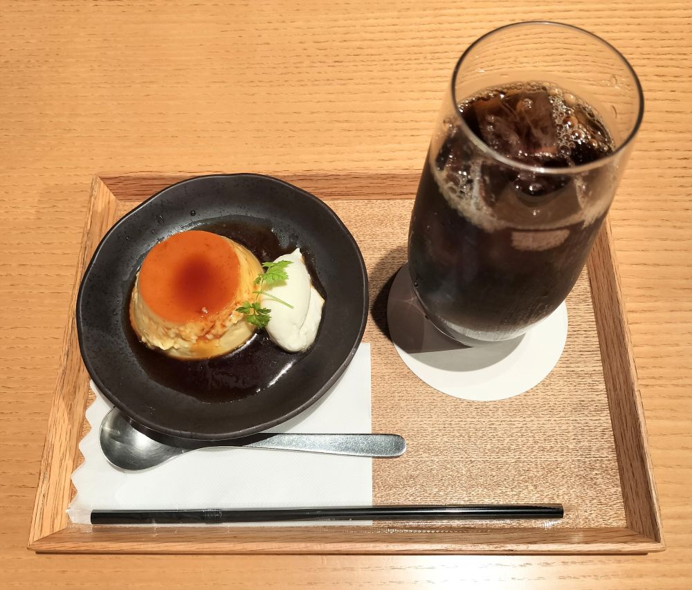 「EDOCCO CAFÉ MASU MASU(江戸っ子 カフェ マスマス）」の明神プリンとアイスコーヒー