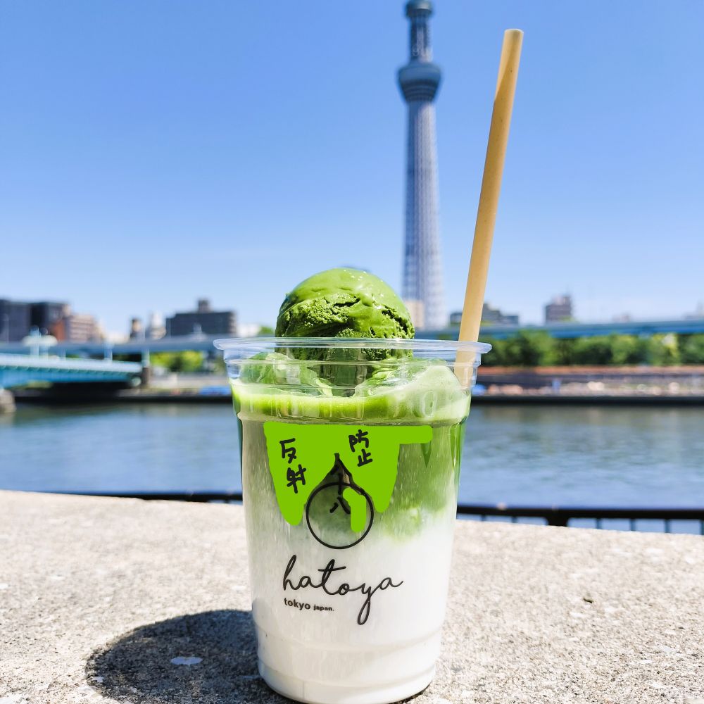 浅草の抹茶が美味しい八十八の抹茶ラテに抹茶アイスを乗せてスカイツリーを背景に撮影