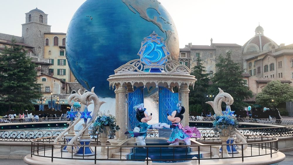 東京ディズニーシーのエントランス前のモニュメント