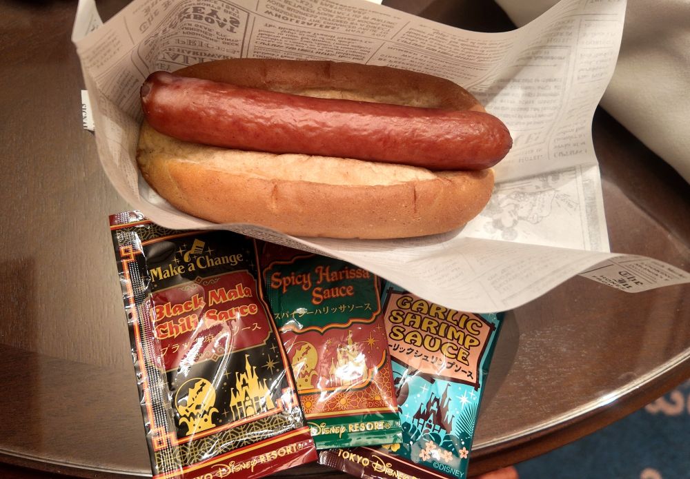 東京ディズニーシーのデランシー・ケータリングでホットドッグといろんなソースかけて食べてみた