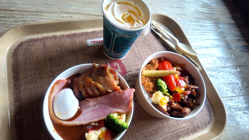東京ディズニーシーのユカタン・ベースキャンプ・グリルで食べたハッシュドビーフのユカタンライスボウルとベジタブルキーマカレーのユカタンライスボウル