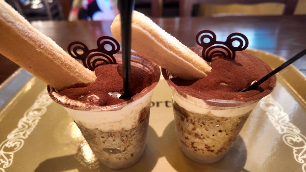 カフェ・ポルトフィーノのコーヒーのグラニータ、ティラミス仕立て