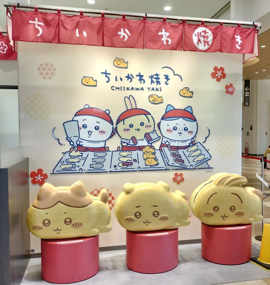 横浜みなとみらいのちいかわ焼き屋さんの店舗飾りが可愛い