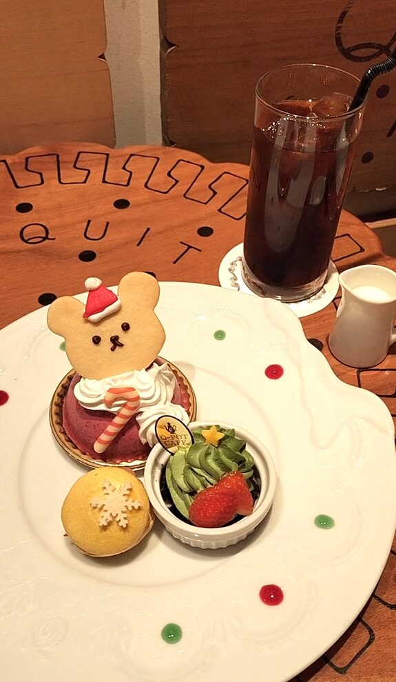 キューポットカフェのおかしなクマちゃんサンタプレート