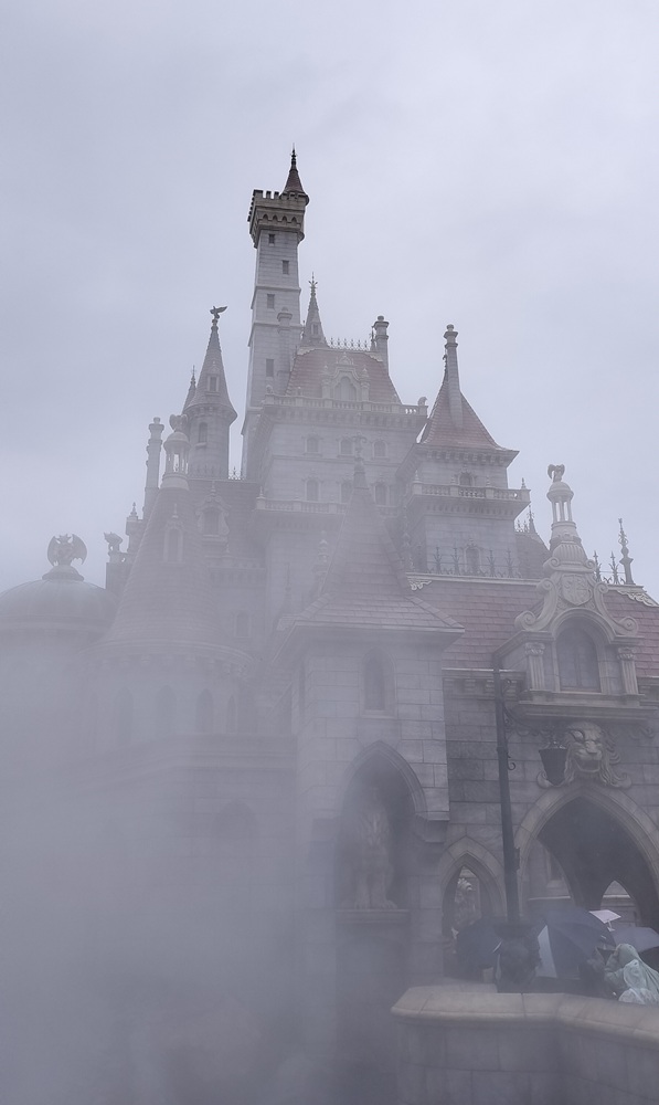 東京ディズニーランドの美女と野獣アトラクション魔法のものがたり