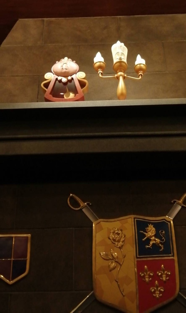 東京ディズニーランドの美女と野獣アトラクション魔法のものがたりのルミエールとコグスワース