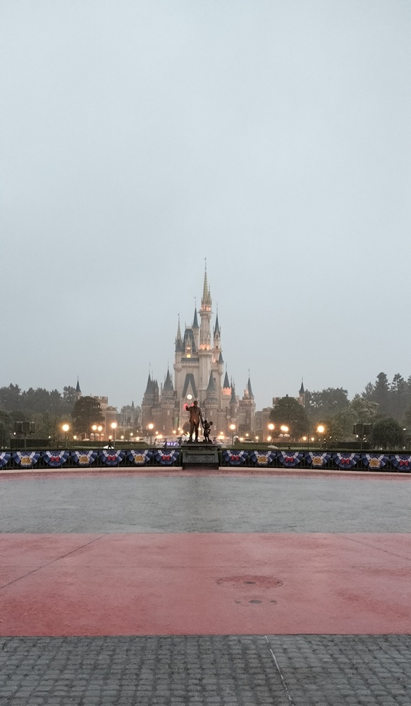 東京ディズニーランドの豪雨のシンデレラ城