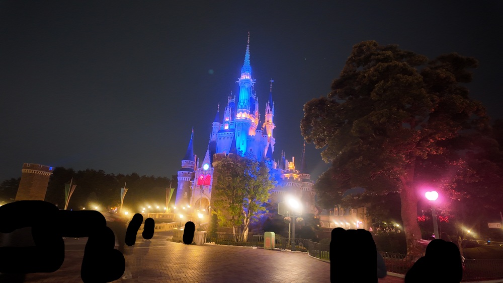 夜のシンデレラ城のライトアップは幻想的で美しい