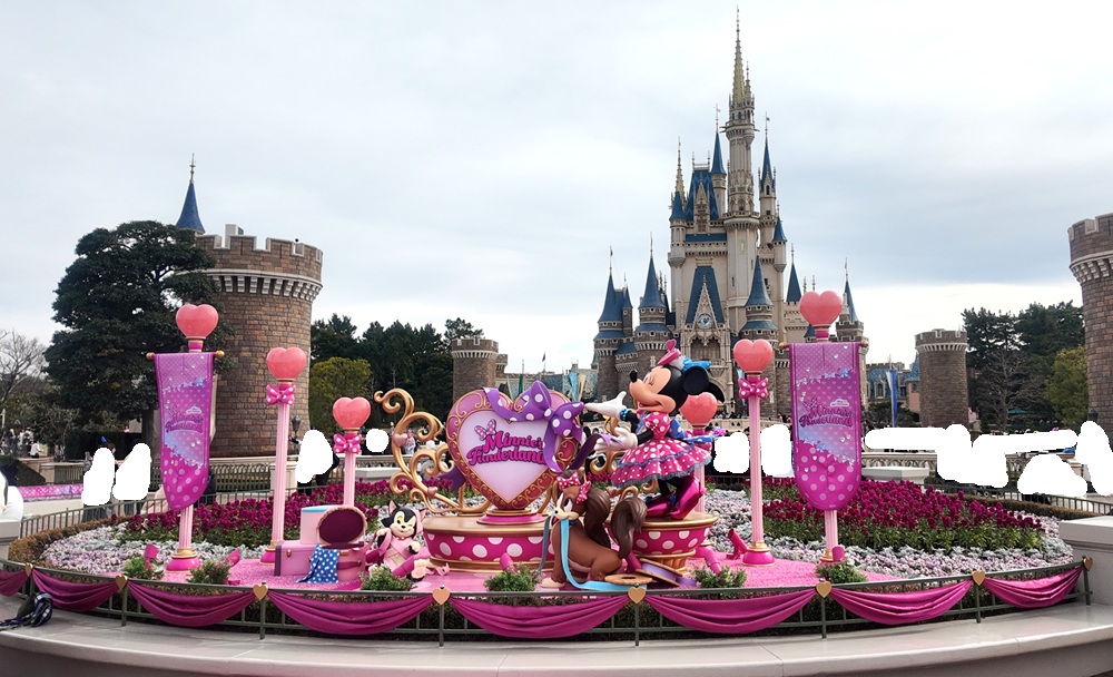 東京ディズニーランド-ミニーのミニーのファンダーランドのシンデレラ城前のモニュメント
