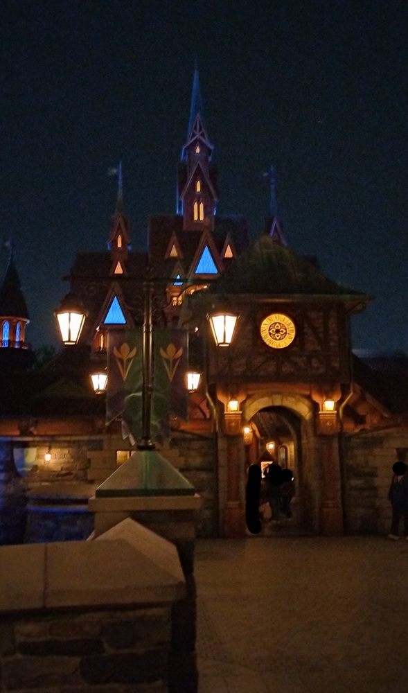 東京ディズニーシーの夜のアレンデール城