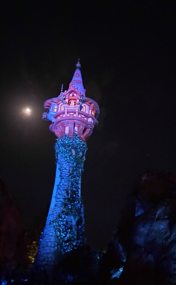 東京ディズニーシーアトラクションのラプンチェルのランタンフェスティバルのライトアップ