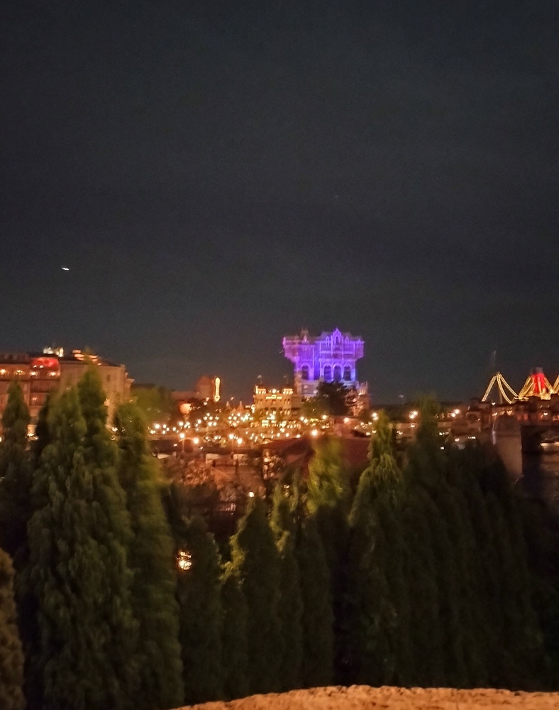 東京ディズニーシーのメディテレーニアンハーバーとタワー・オブ・テラー夜景