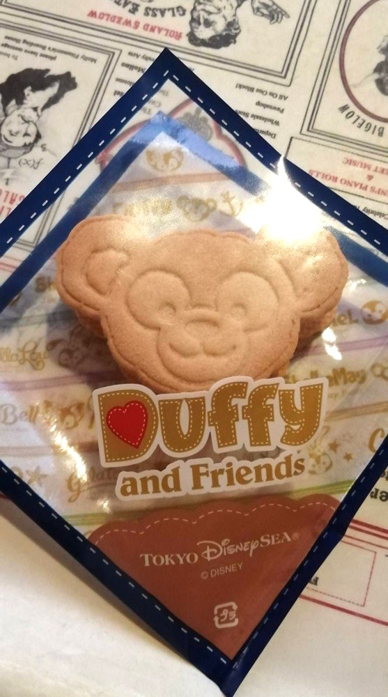 東京ディズニーシーのキャラメルクリームのダッフィークッキーサンド
