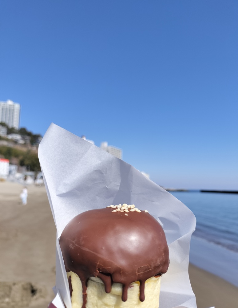 熱海サンビーチで食べる熱海ばたーあんちょこ
