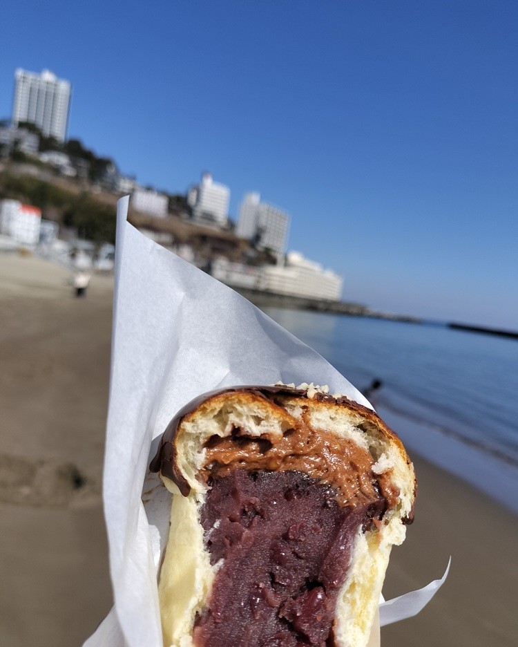 熱海サンビーチで食べる熱海ばたーあんちょこの断面
