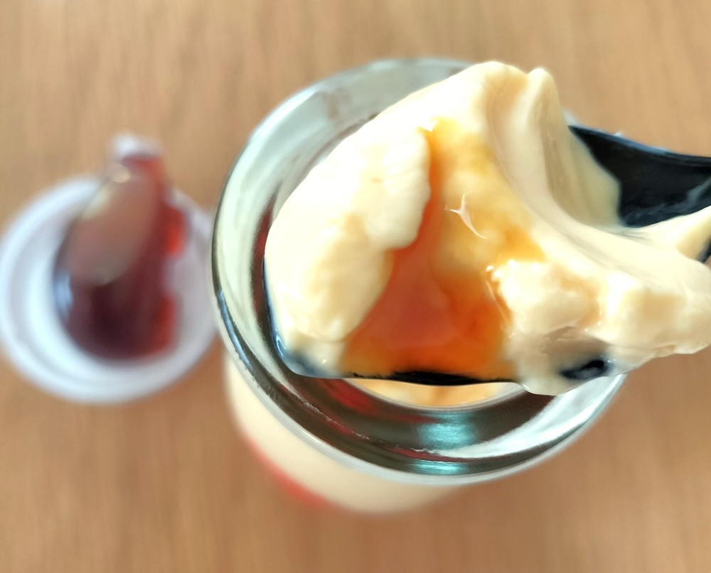 熱海プリンに特製カラメルシロップをかけていただきます