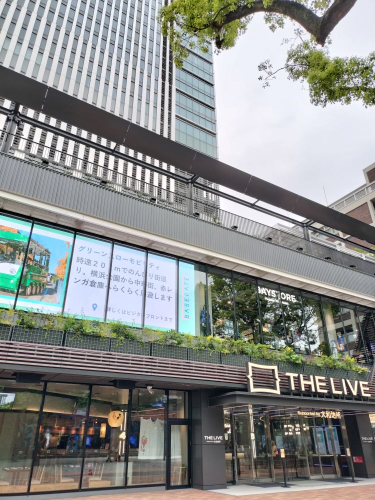 BASEGATE横浜関内とTHE LIVEの外観