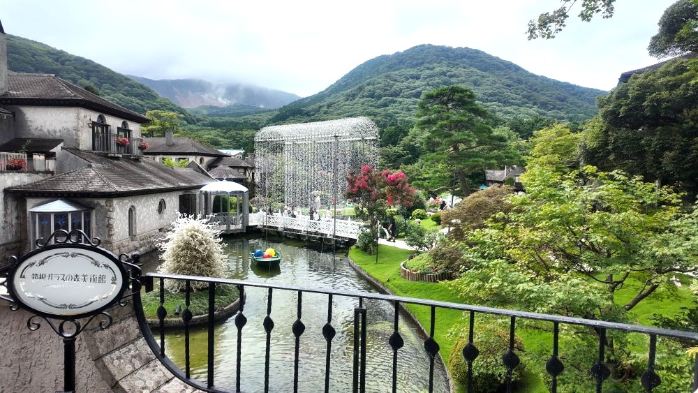 箱根ガラスの森美術館の光の回廊「コッリドイヨ」