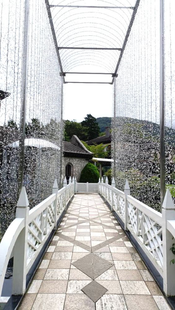 箱根ガラスの森美術館の光の回廊「コッリドイヨ」