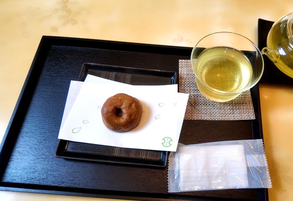 箱根の「茶のちもと」の御菓子とお茶のセット