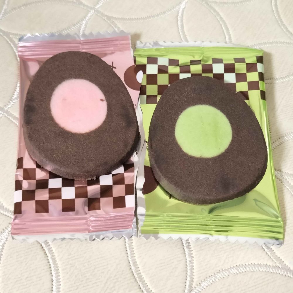 箱根の大涌谷で購入した大涌谷黒たまごしょこらの抹茶と苺の中身