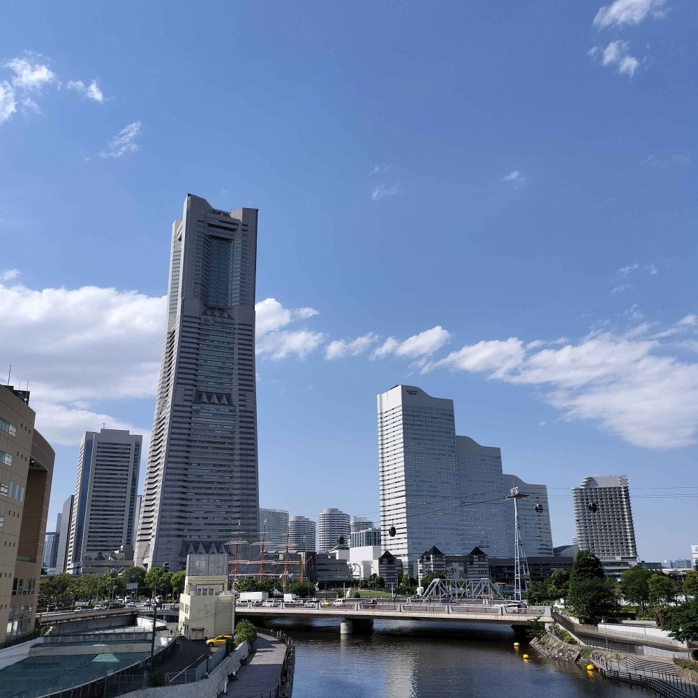 横浜みなとみらいの日中のランドマークタワー