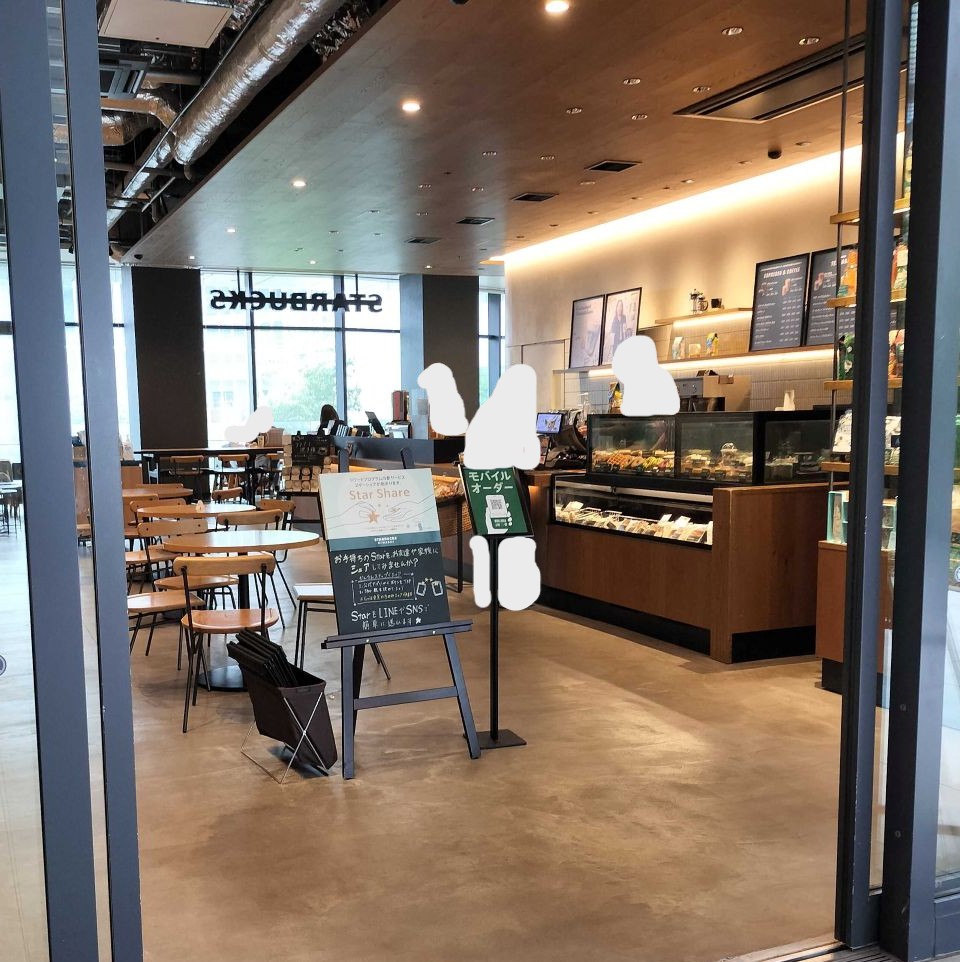 横浜みなとみらいのスターバックス コーヒー 北仲ブリック&ホワイト店の入口