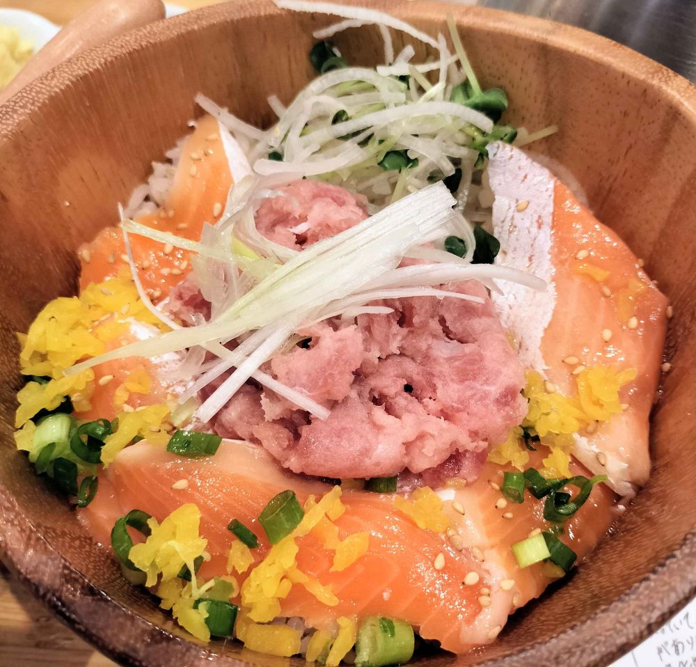 こめらく横浜ポルタ店のサーモンねぎとろごはんズーム