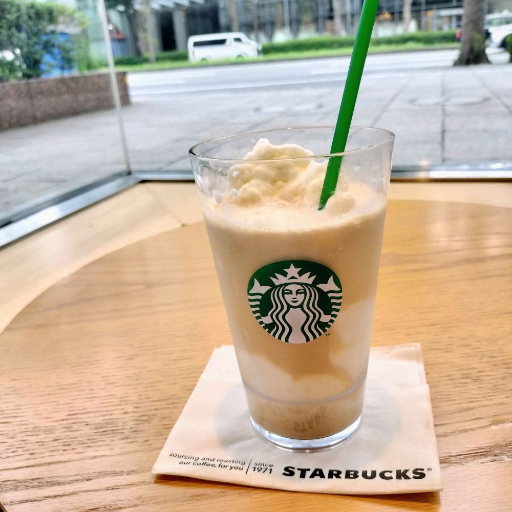 スターバックスコーヒー横浜ランドマークプラザ店の内観とエスプレッソアフォガードフラペチーノ